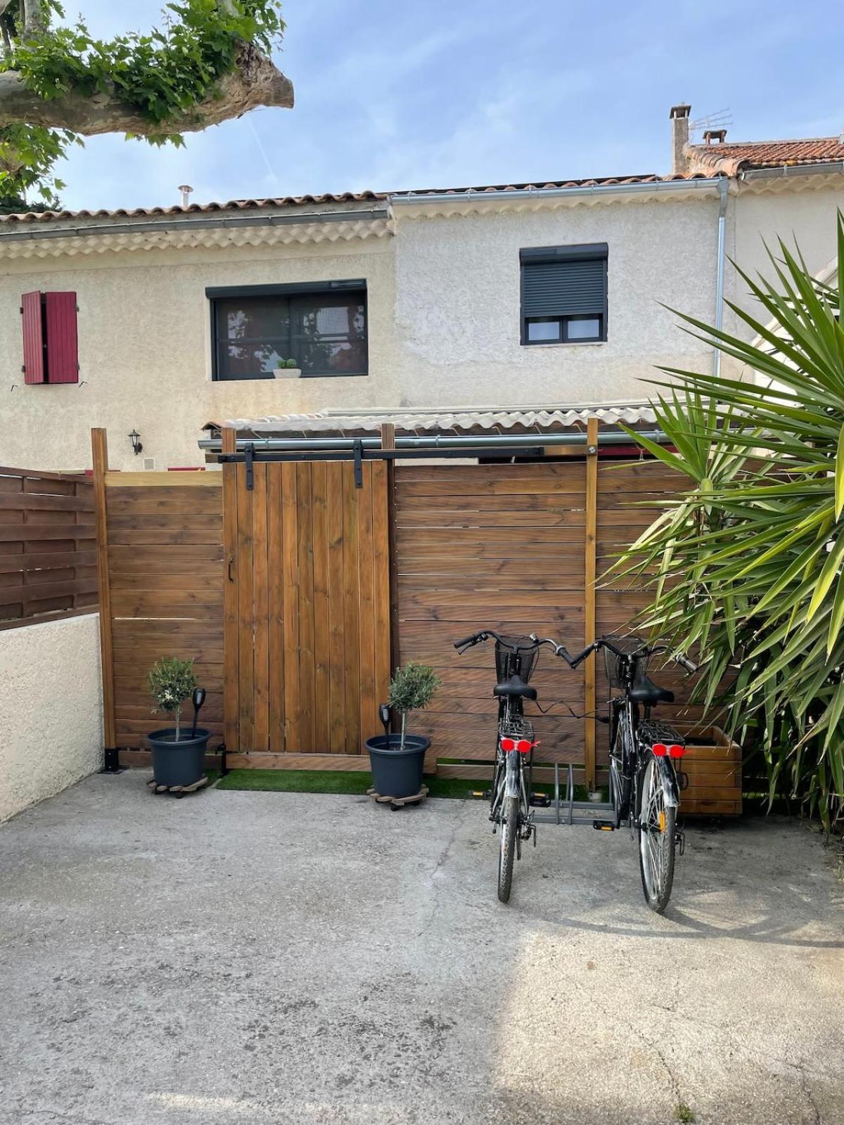 Maisonnette Adossee A Un Mas 2 Orange (Vaucluse)
